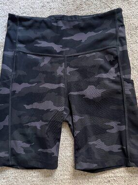 Athleta Ultimate Stash Pocket Camo 7" Bike Short Small S